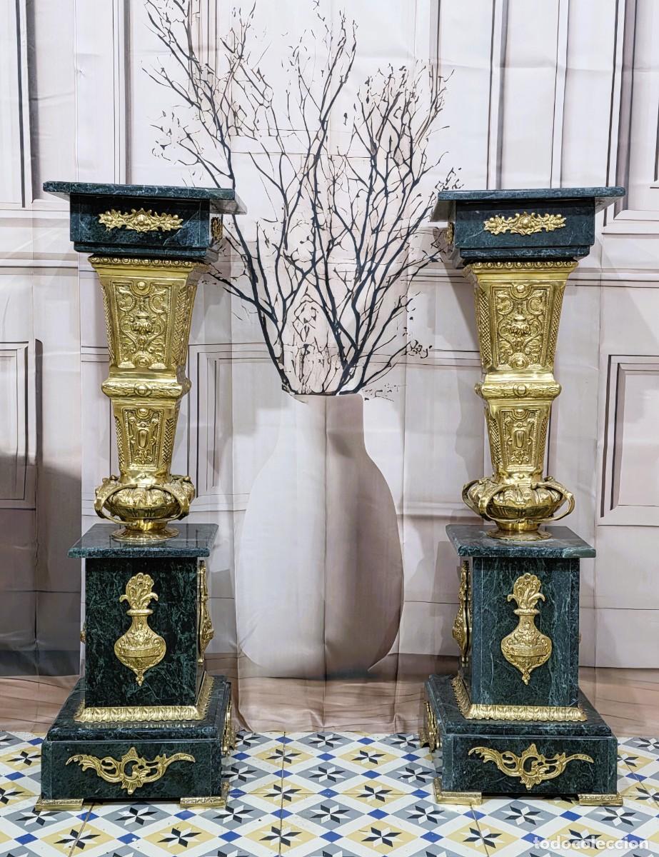 Antig&uuml;edades: Pareja de columnas con jarrones de m&aacute;rmol y bronce estilo barroco - Foto 5