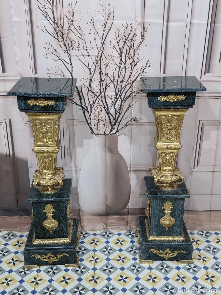 Antig&uuml;edades: Pareja de columnas con jarrones de m&aacute;rmol y bronce estilo barroco - Foto 6