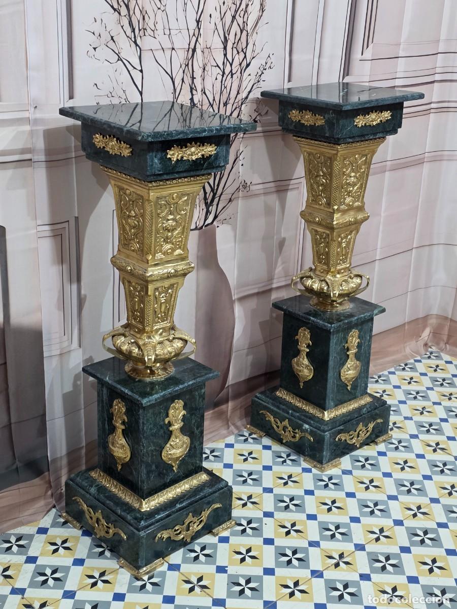 Antig&uuml;edades: Pareja de columnas con jarrones de m&aacute;rmol y bronce estilo barroco - Foto 7