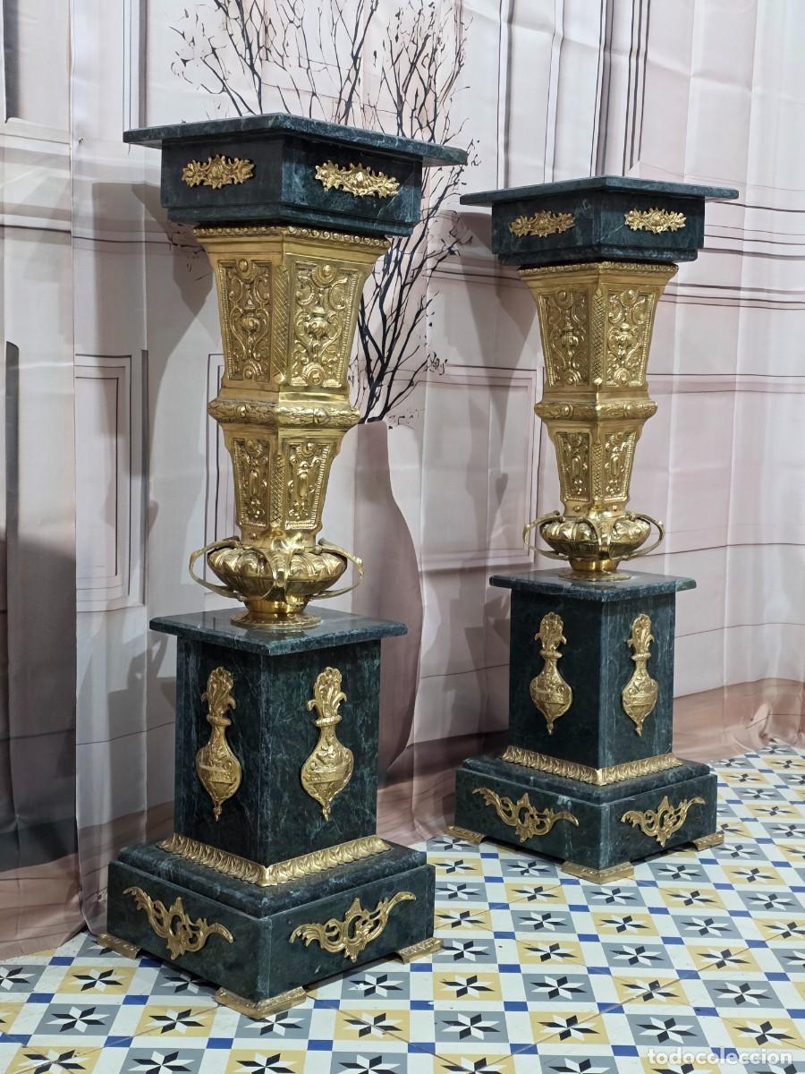 Antig&uuml;edades: Pareja de columnas con jarrones de m&aacute;rmol y bronce estilo barroco - Foto 8