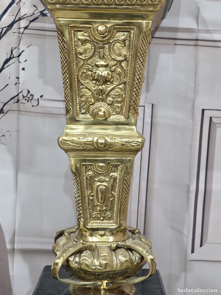 Antig&uuml;edades: Pareja de columnas con jarrones de m&aacute;rmol y bronce estilo barroco - Foto 9