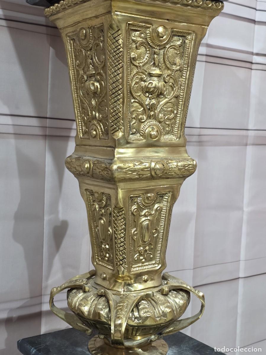 Antig&uuml;edades: Pareja de columnas con jarrones de m&aacute;rmol y bronce estilo barroco - Foto 10