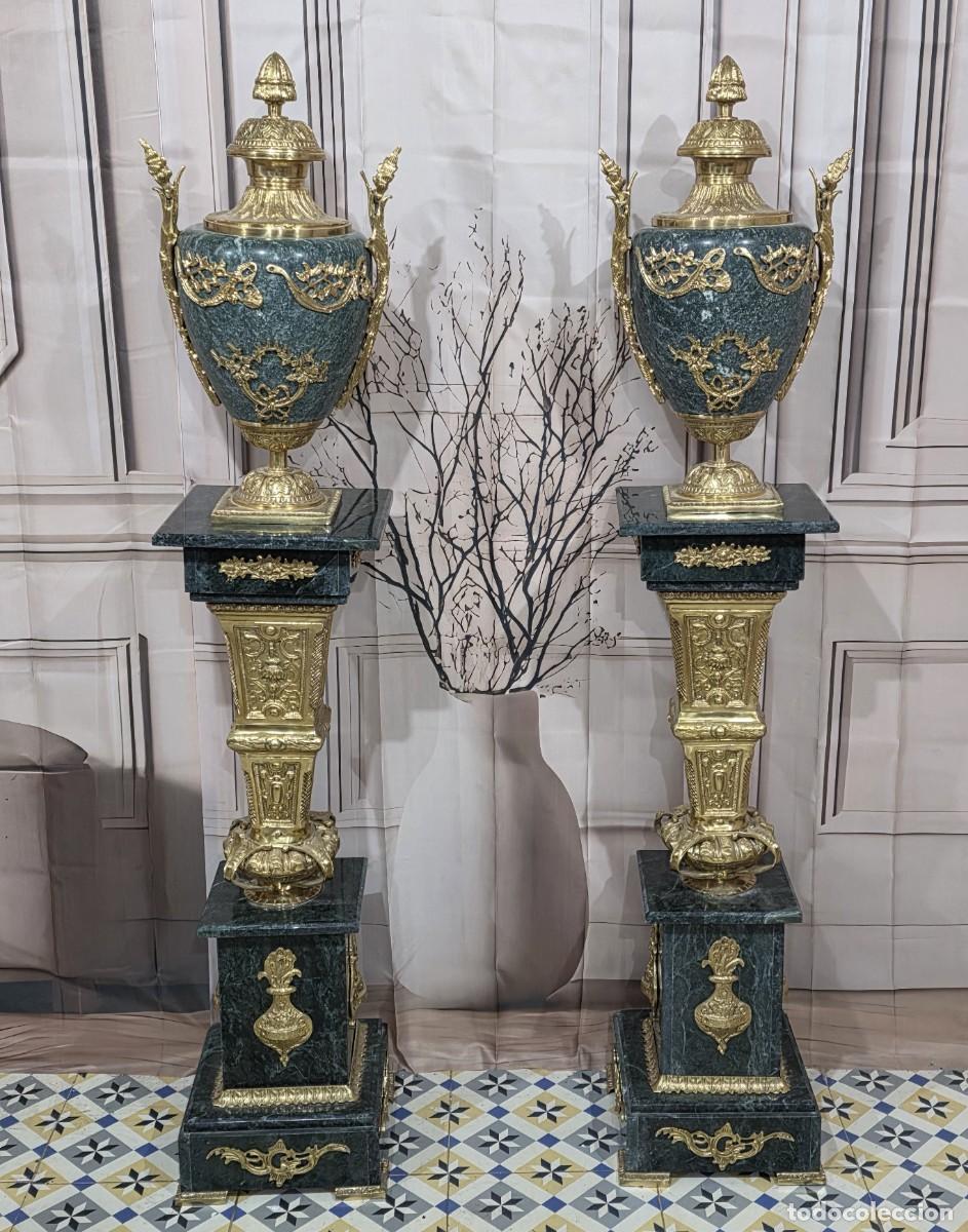 Antig&uuml;edades: Pareja de columnas con jarrones de m&aacute;rmol y bronce estilo barroco - Foto 11