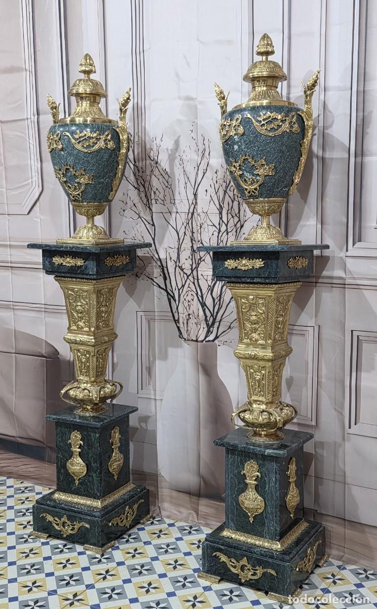 Antig&uuml;edades: Pareja de columnas con jarrones de m&aacute;rmol y bronce estilo barroco - Foto 12