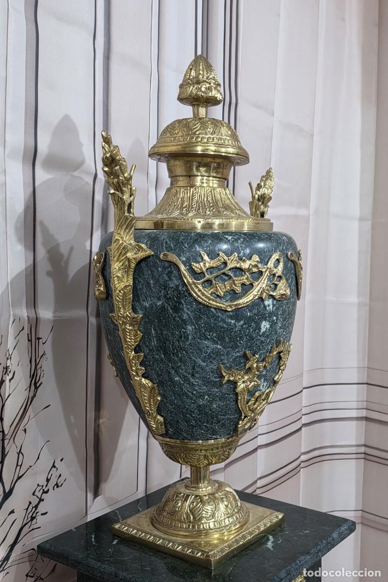 Antig&uuml;edades: Pareja de columnas con jarrones de m&aacute;rmol y bronce estilo barroco - Foto 13