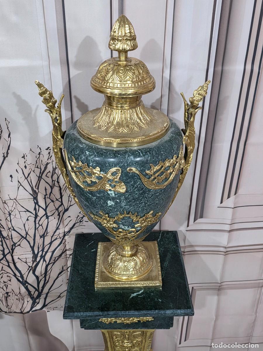 Antig&uuml;edades: Pareja de columnas con jarrones de m&aacute;rmol y bronce estilo barroco - Foto 14