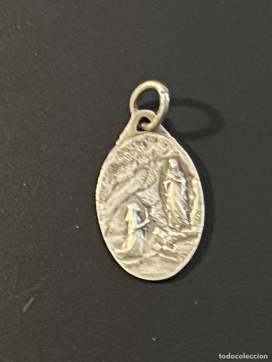 Antig&uuml;edades: MEDALLA DE PLATA DE LA VIRGEN DE LOURDES - Foto 2