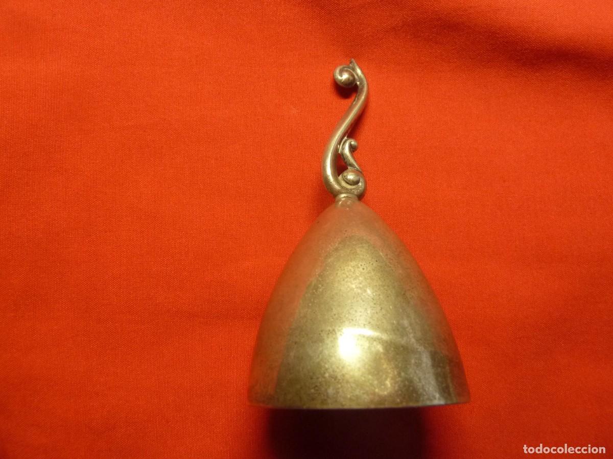Antig&uuml;edades: CAMPANA DE SERVICIO EN PLATA CON CONTRASTE - Foto 1