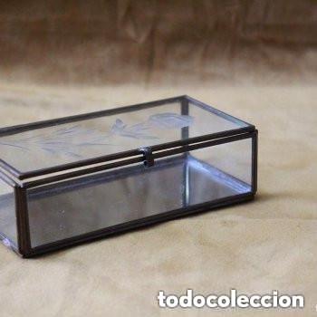 Antig&uuml;edades: Antigua cajita de metal y cristal. Forma rectangular. - Foto 1