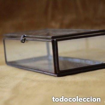 Antig&uuml;edades: Antigua cajita de metal y cristal. Forma rectangular. - Foto 4