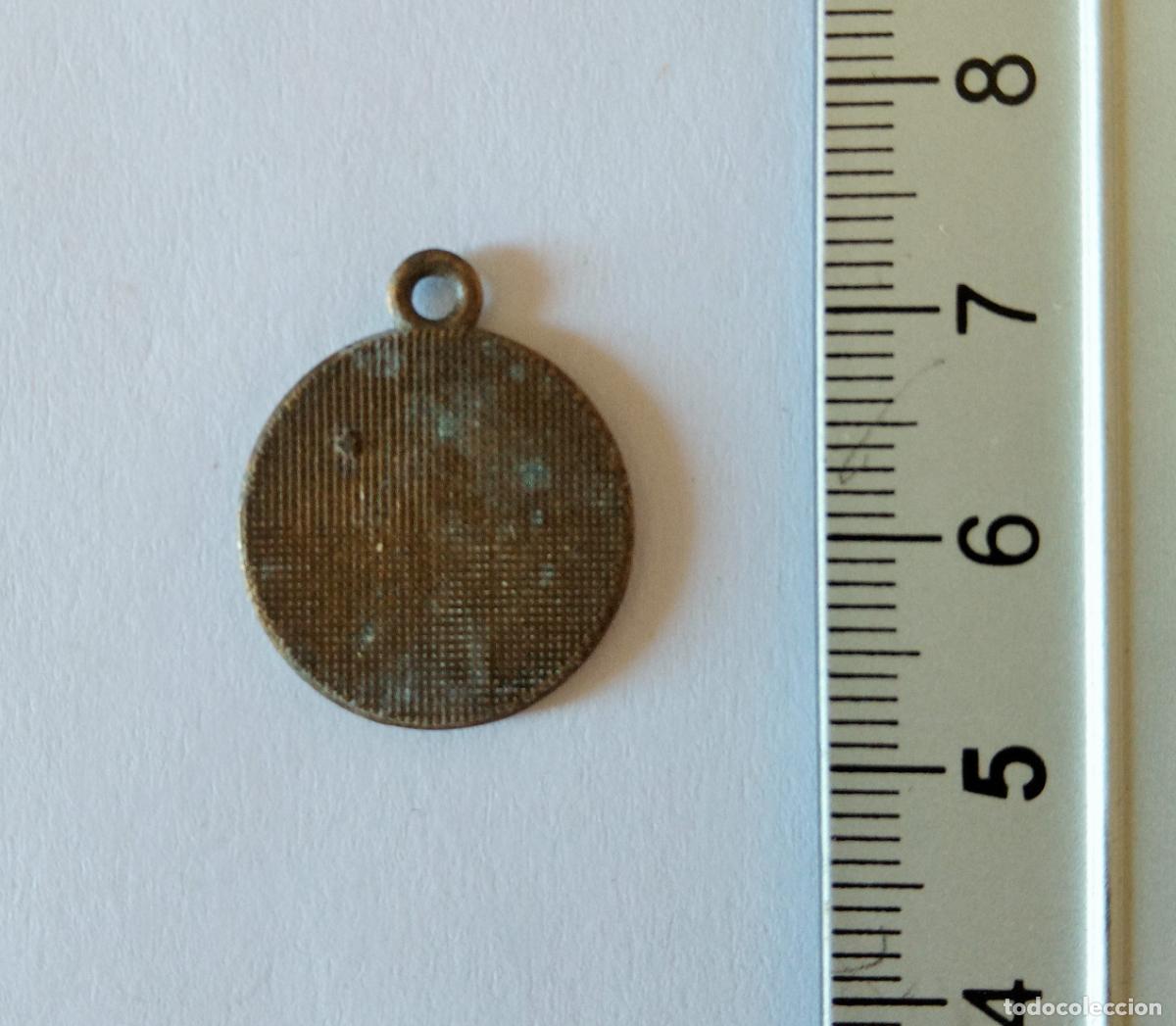 Antig&uuml;edades: COLGANTE, MEDALLA. FORMA DE RELOJ. BRONCE - Foto 2
