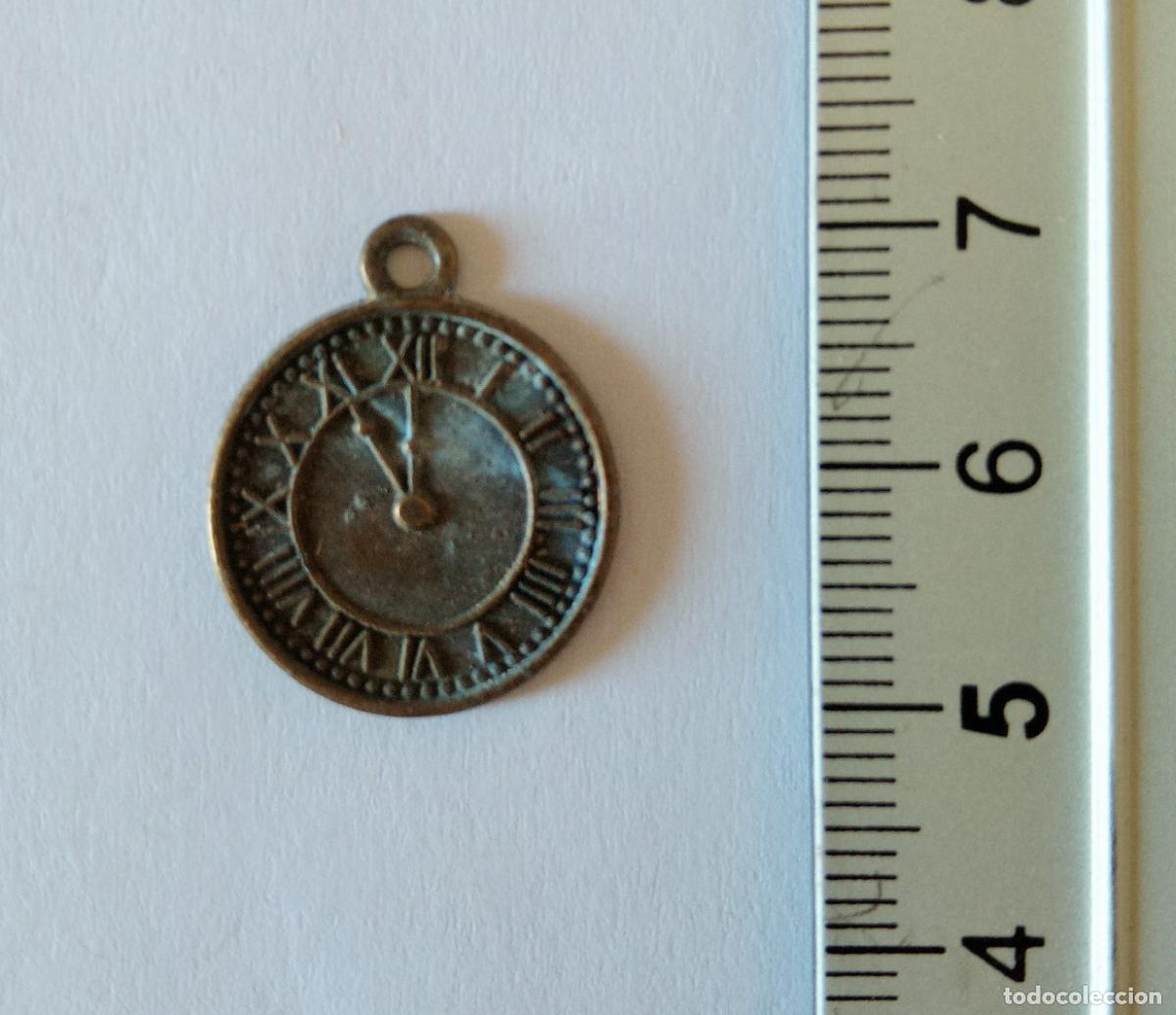 Antig&uuml;edades: COLGANTE, MEDALLA. FORMA DE RELOJ. BRONCE - Foto 1