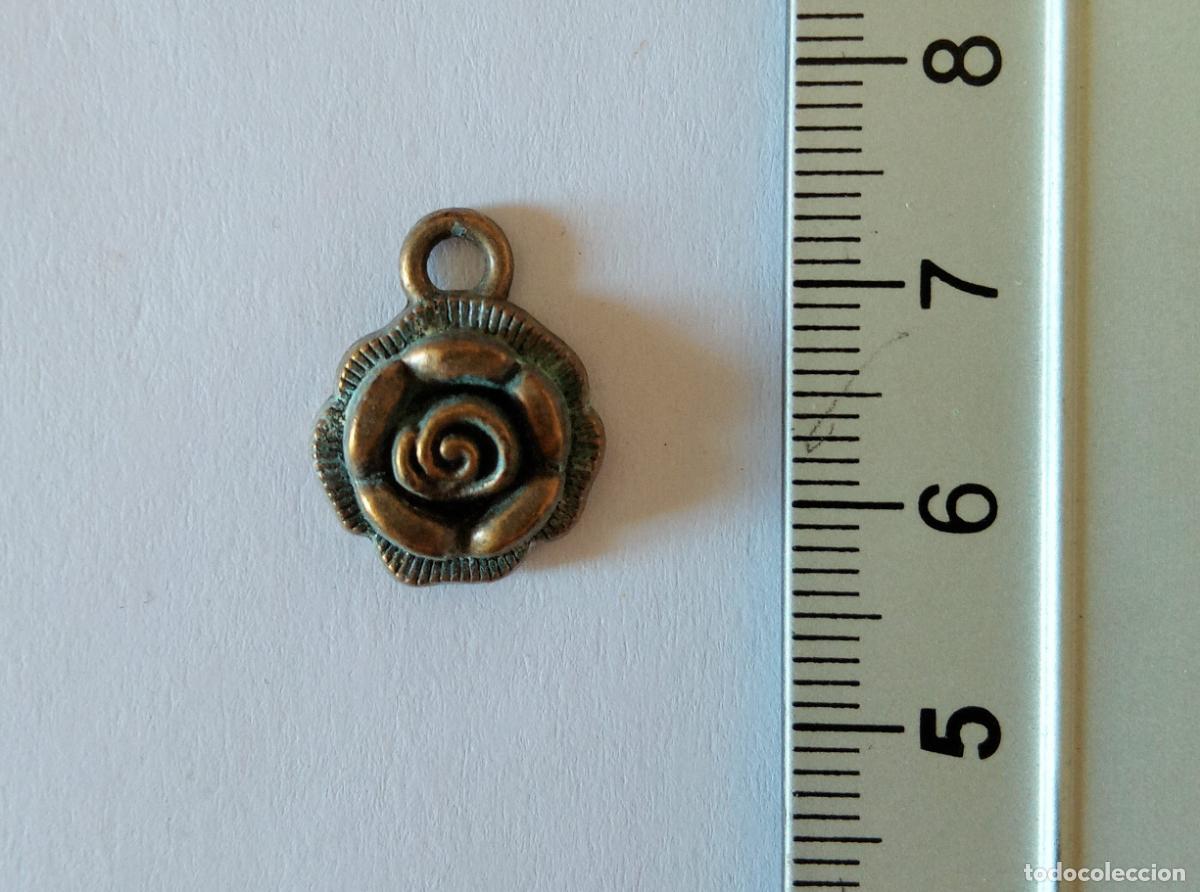 Antig&uuml;edades: COLGANTE, MEDALLA. FORMA DE ROSA. BRONCE - Foto 1