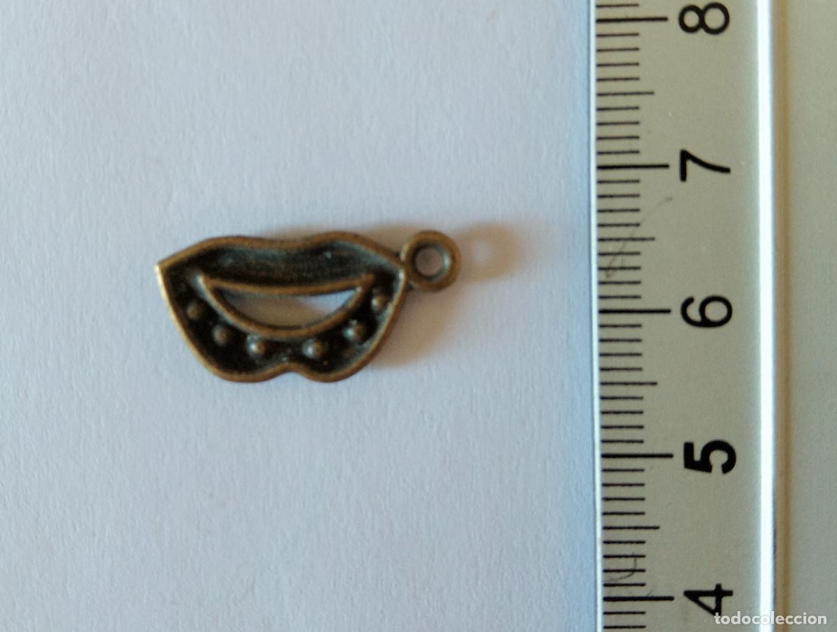 Antig&uuml;edades: COLGANTE, MEDALLA. FORMA DE LABIOS. BRONCE - Foto 2