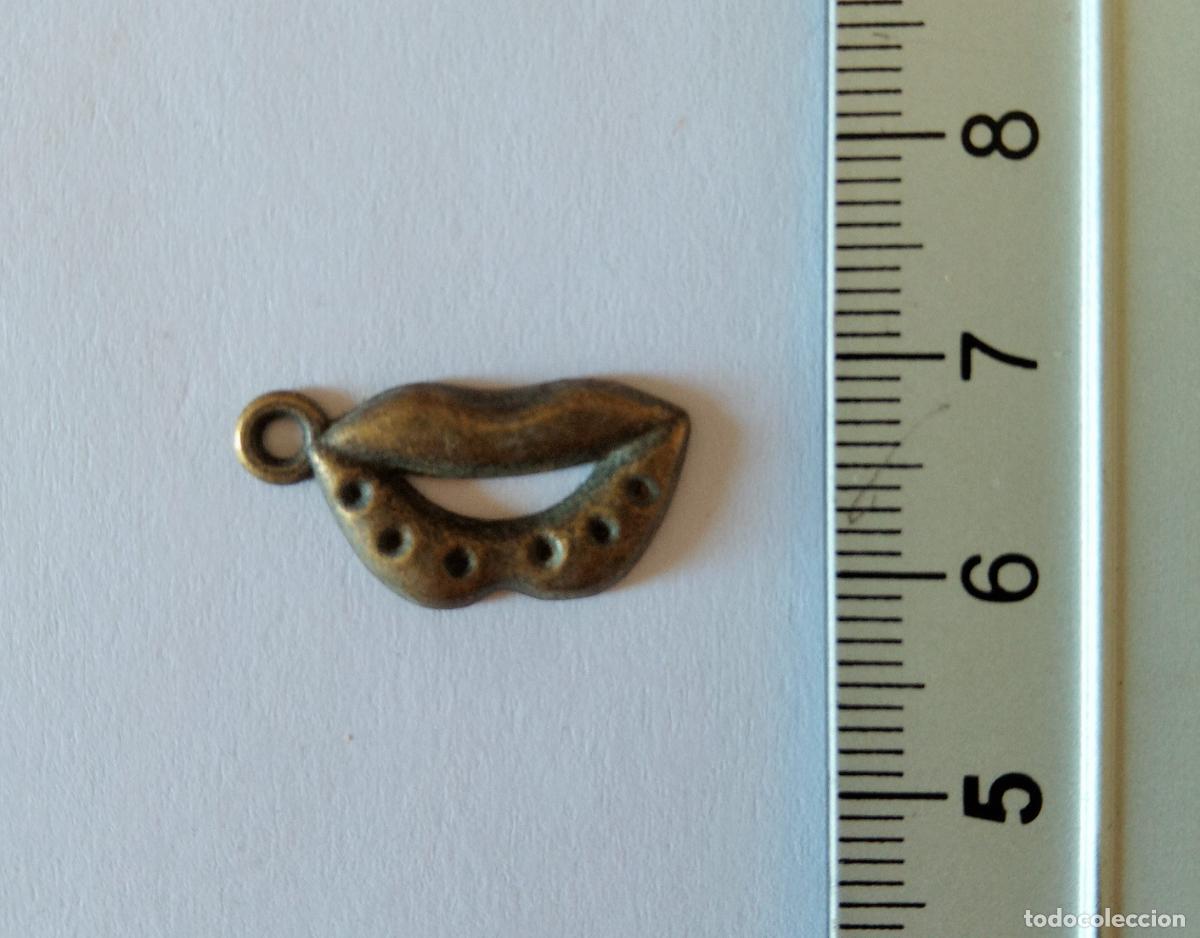 Antig&uuml;edades: COLGANTE, MEDALLA. FORMA DE LABIOS. BRONCE - Foto 1