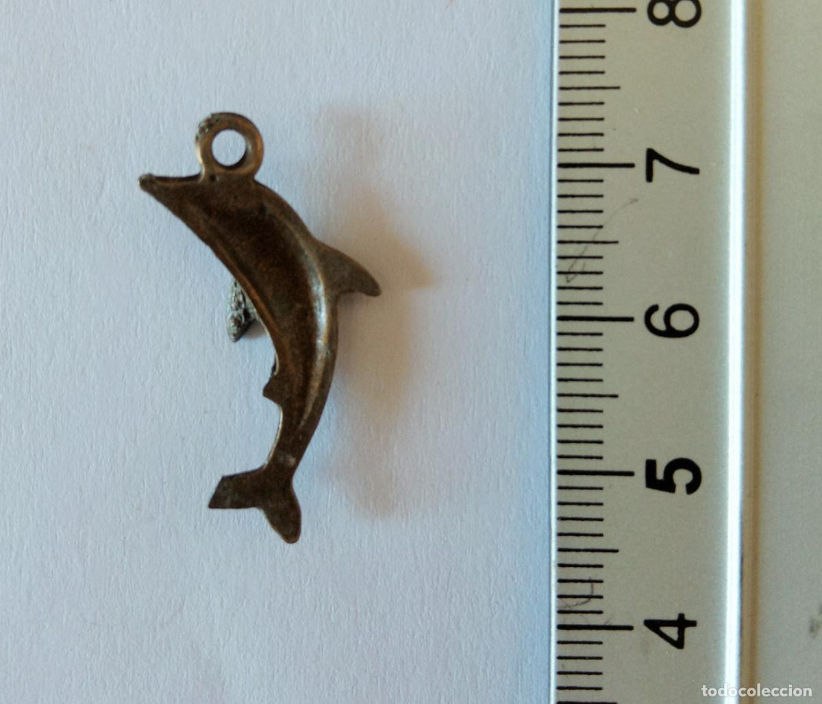 Antig&uuml;edades: COLGANTE, MEDALLA. FORMA DE DELF&Iacute;N. BRONCE - Foto 2