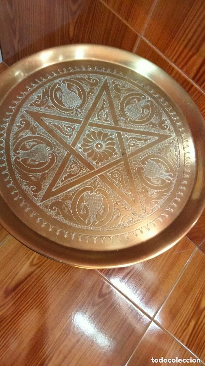Antig&uuml;edades: mesa arabe de bronce cincelada a mano con relieves - Foto 2