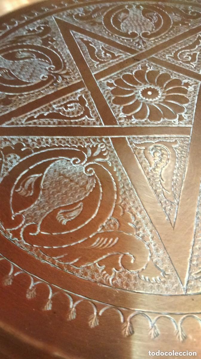 Antig&uuml;edades: mesa arabe de bronce cincelada a mano con relieves - Foto 3