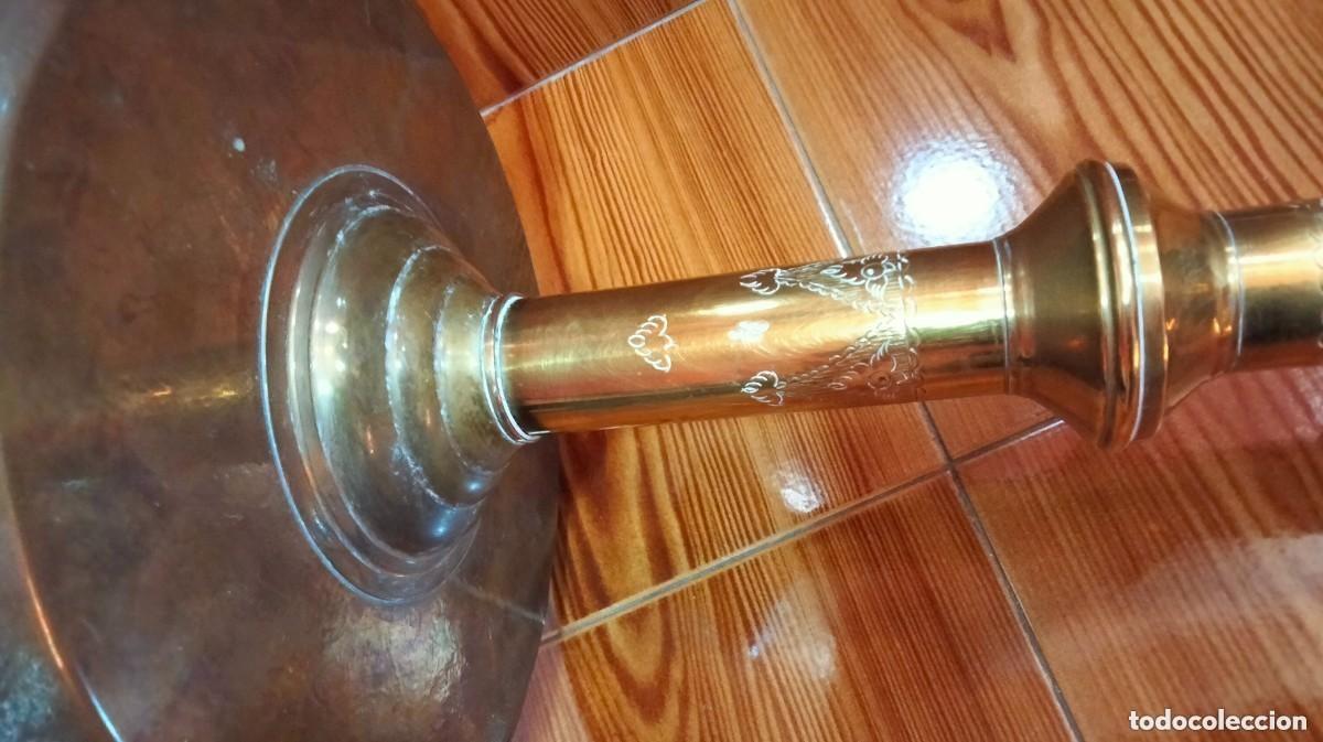 Antig&uuml;edades: mesa arabe de bronce cincelada a mano con relieves - Foto 4