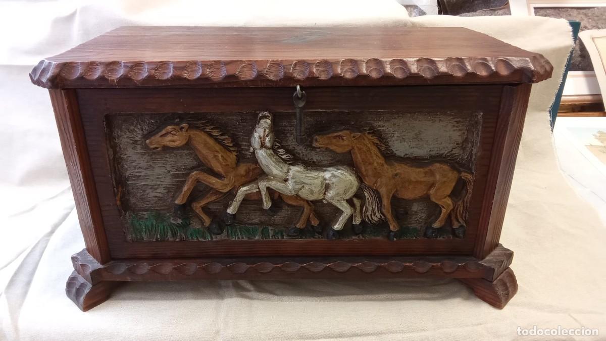 Antig&uuml;edades: Ba&uacute;l de madera tallada y policromada con caballos. - Foto 1
