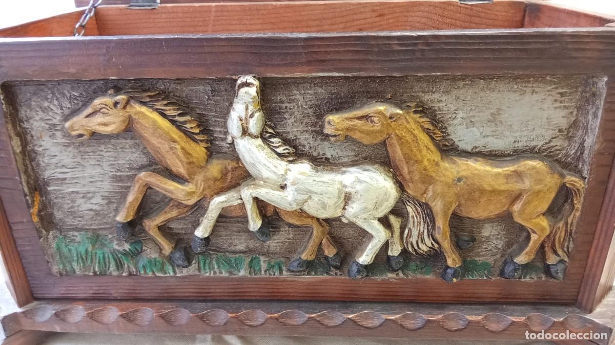 Antig&uuml;edades: Ba&uacute;l de madera tallada y policromada con caballos. - Foto 3