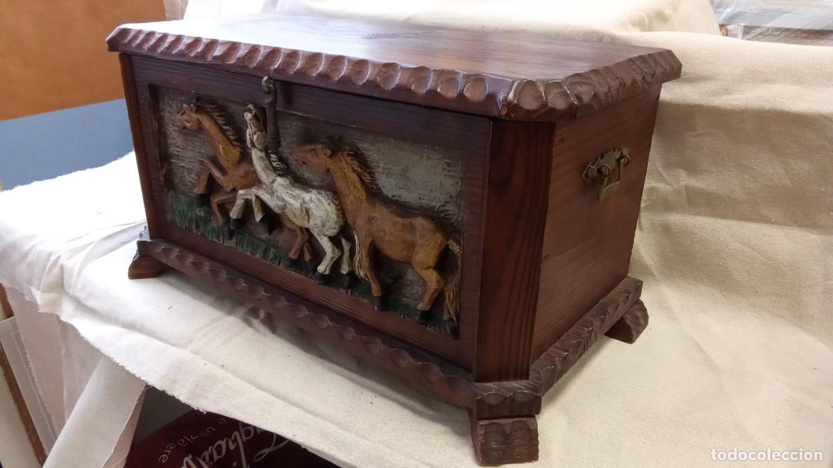 Antig&uuml;edades: Ba&uacute;l de madera tallada y policromada con caballos. - Foto 4