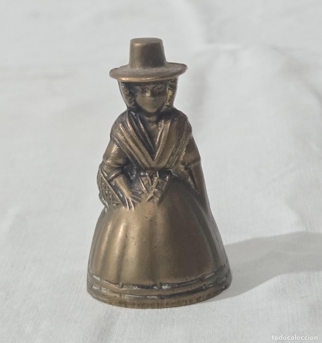 Antig&uuml;edades: Campana de bronce en forma de mujer - Foto 1