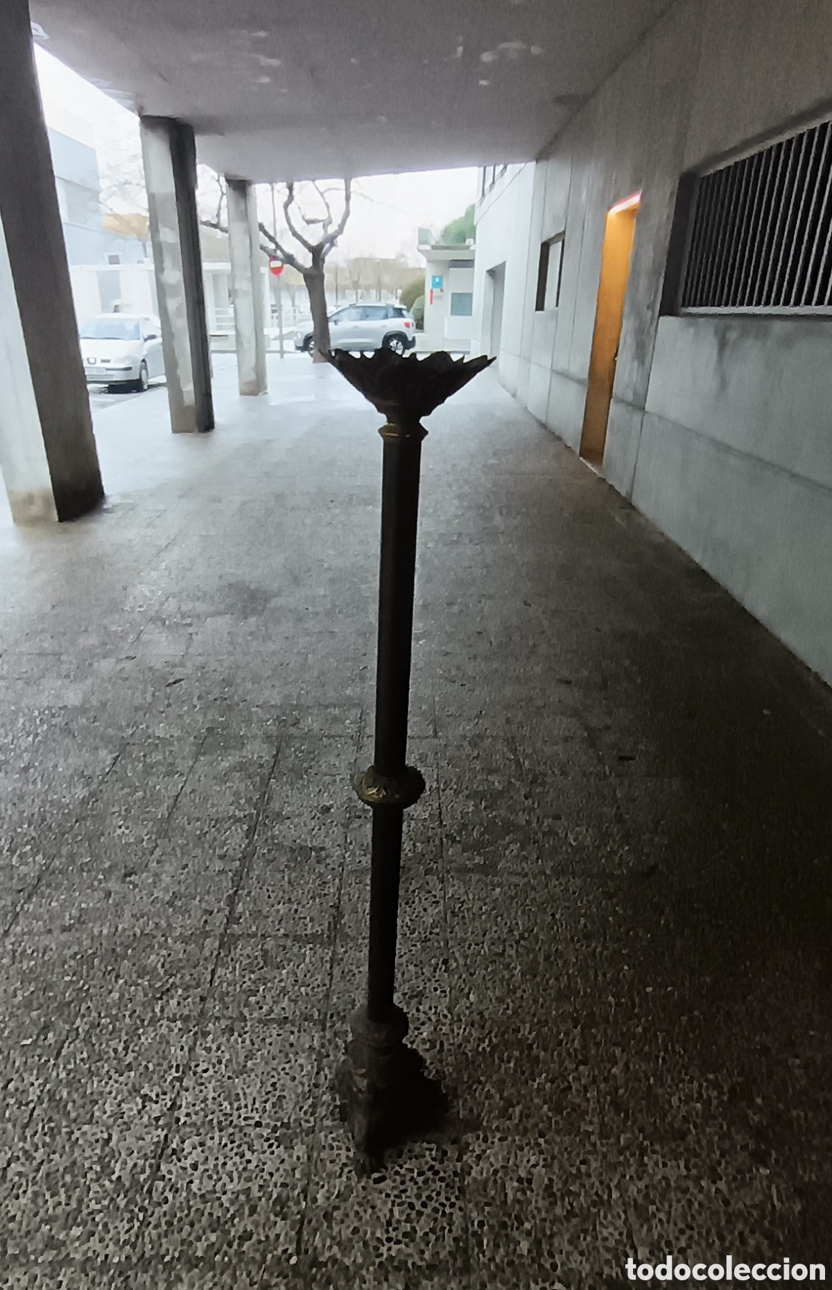 Antig&uuml;edades: Antiguo candelabro de pie - Foto 1