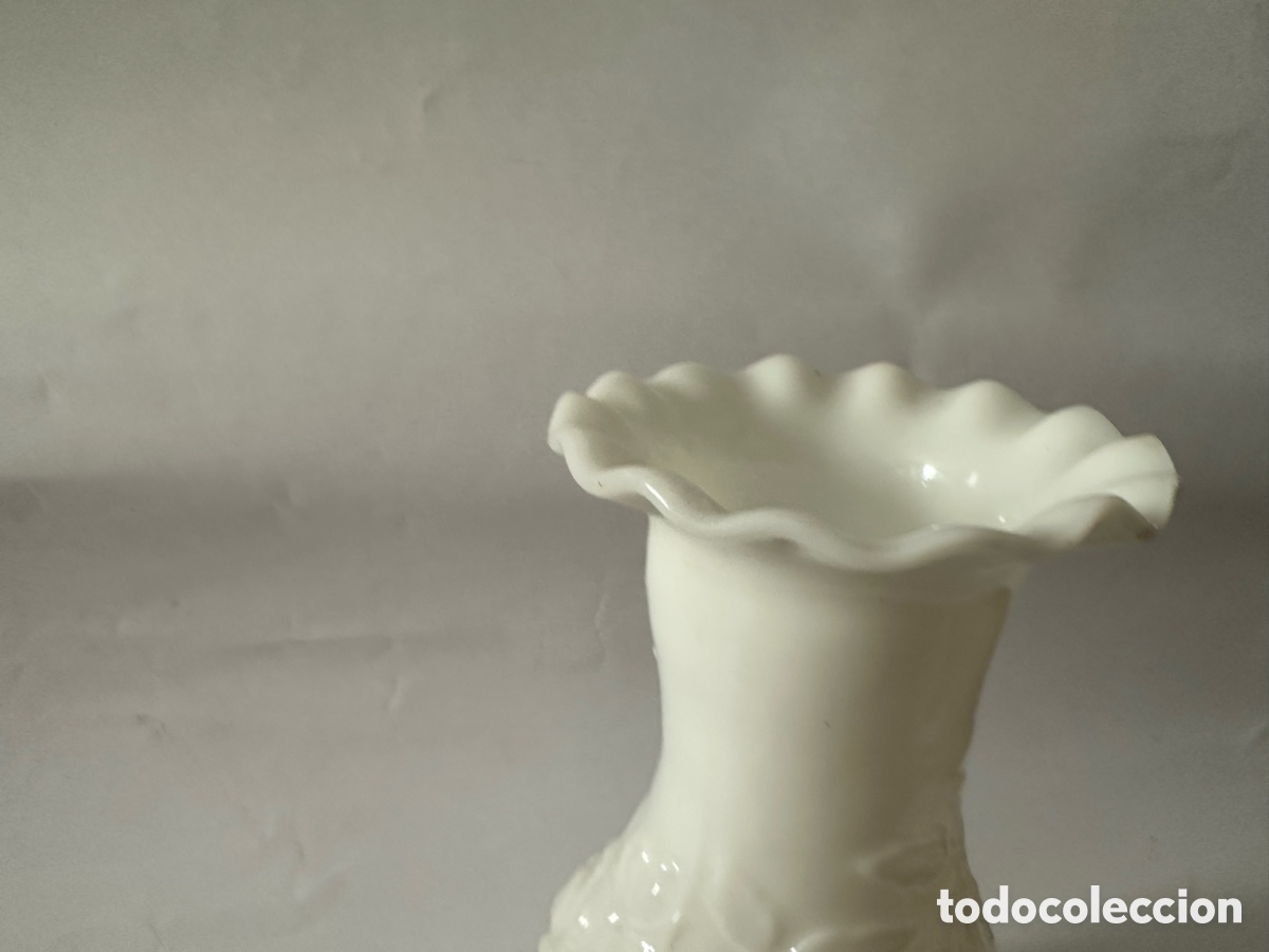 Antig&uuml;edades: Jarr&oacute;n modernista de opalina con flores en relieve - Foto 10