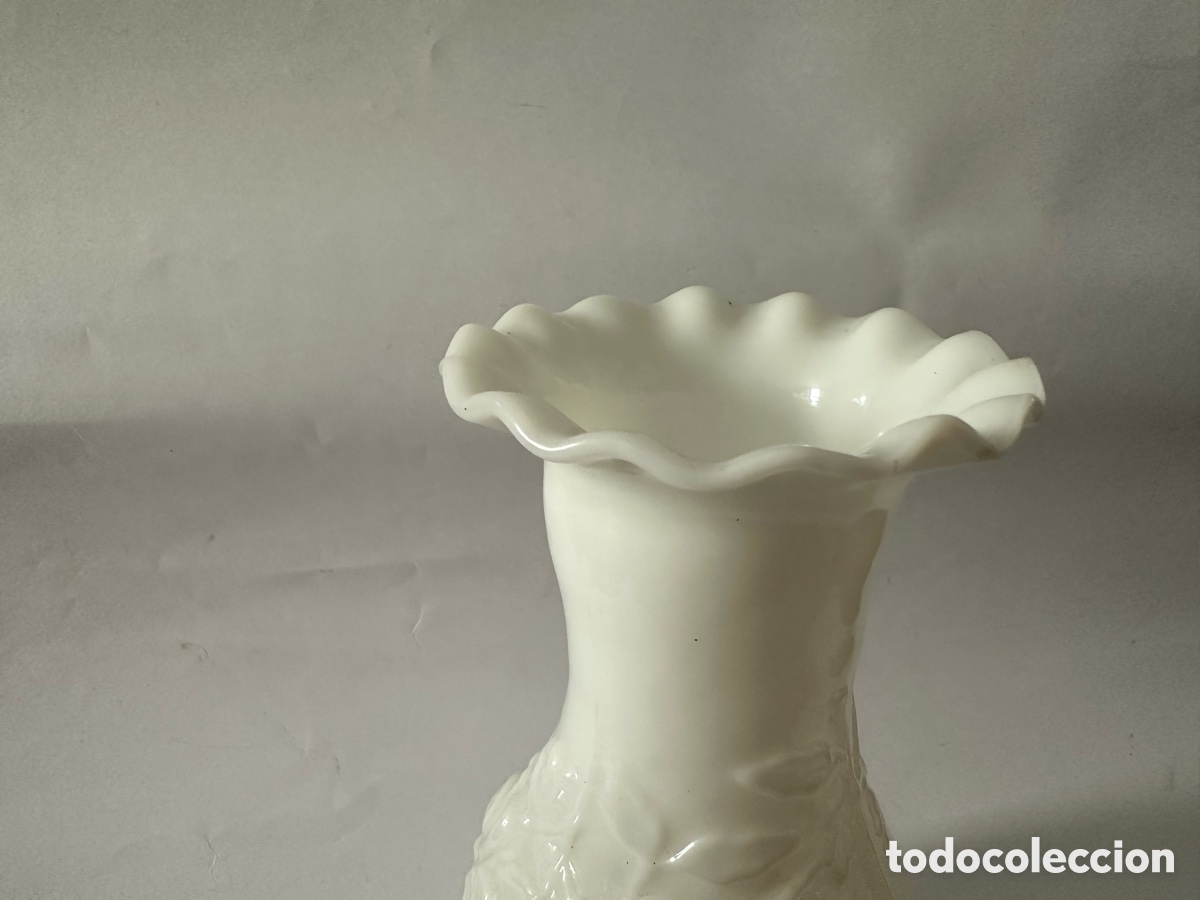 Antig&uuml;edades: Jarr&oacute;n modernista de opalina con flores en relieve - Foto 11