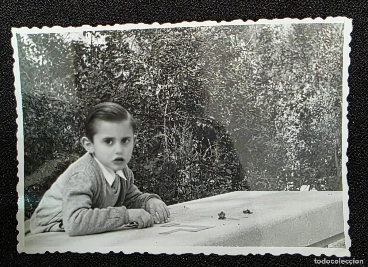 Antig&uuml;edades: Fotograf&iacute;a Antigua de Ni&ntilde;o en Jard&iacute;n &ndash; Retrato Familiar en Blanco y Negro (7 &times; 10 cm)
