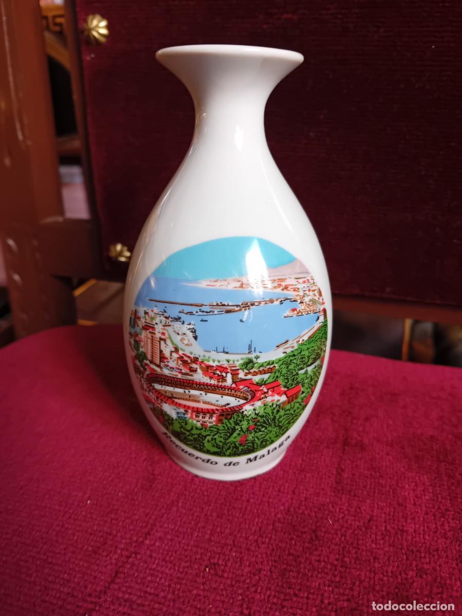 Oggetti Antichi: Jarroncito recuerdo de M&aacute;laga vista panor&aacute;mica y escudo her&aacute;ldico