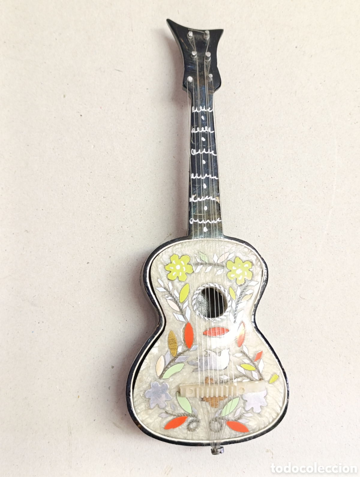 Antiques: CAJA DE MUSICA CON FORMA DE GUITARRA DE MADERA LACADA CON DETALLES EN NACAR.