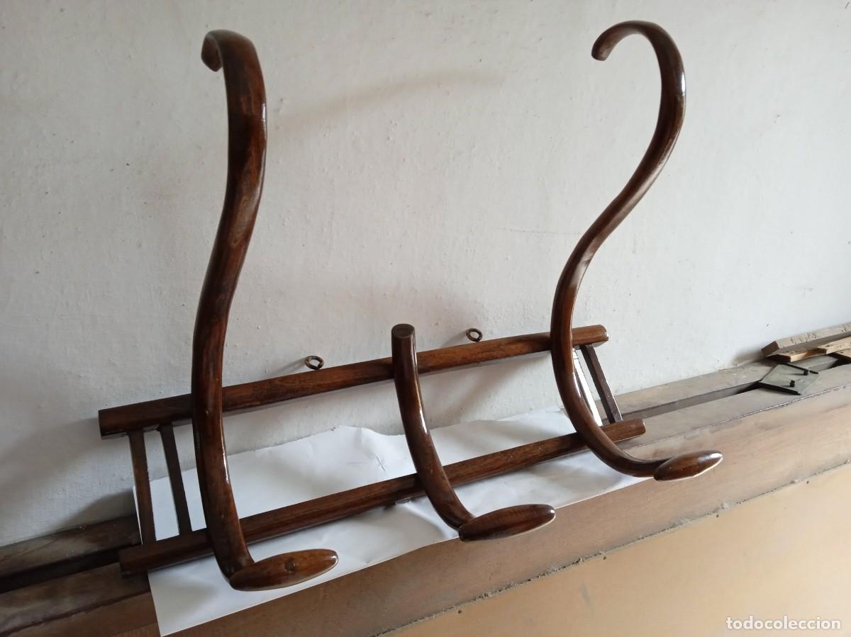Antig&uuml;edades: Perchero o percha Tonet antigua de madera - Foto 1