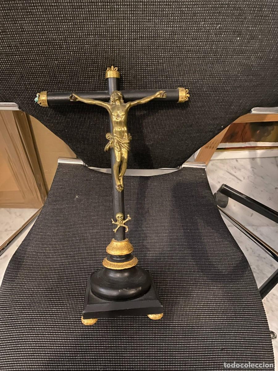Antig&uuml;edades: crucifijo en bronce antiguo - Foto 1