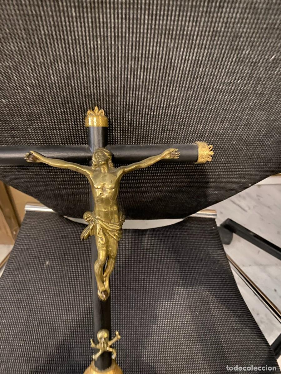 Antig&uuml;edades: crucifijo en bronce antiguo - Foto 2