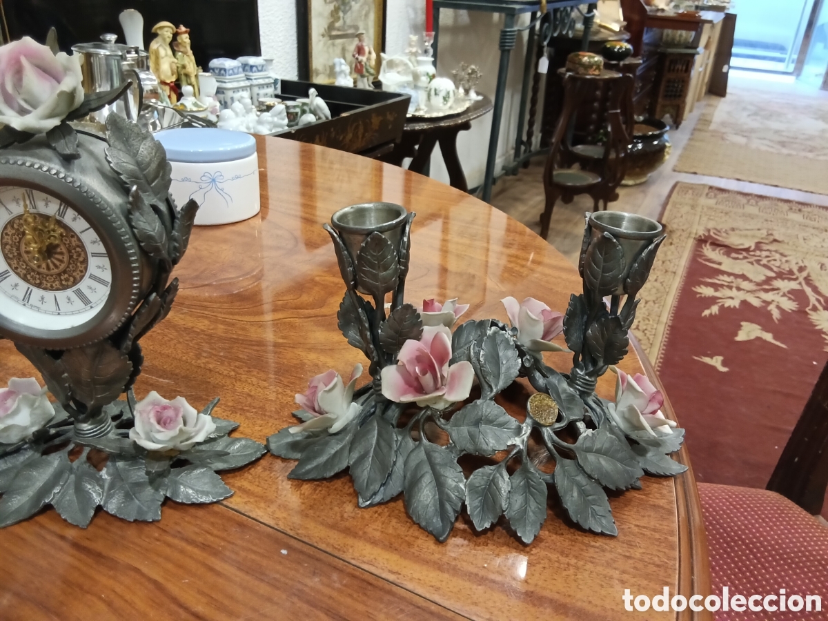 Antig&uuml;edades: Conjunto reloj Candelabro y florero de metal - Foto 2