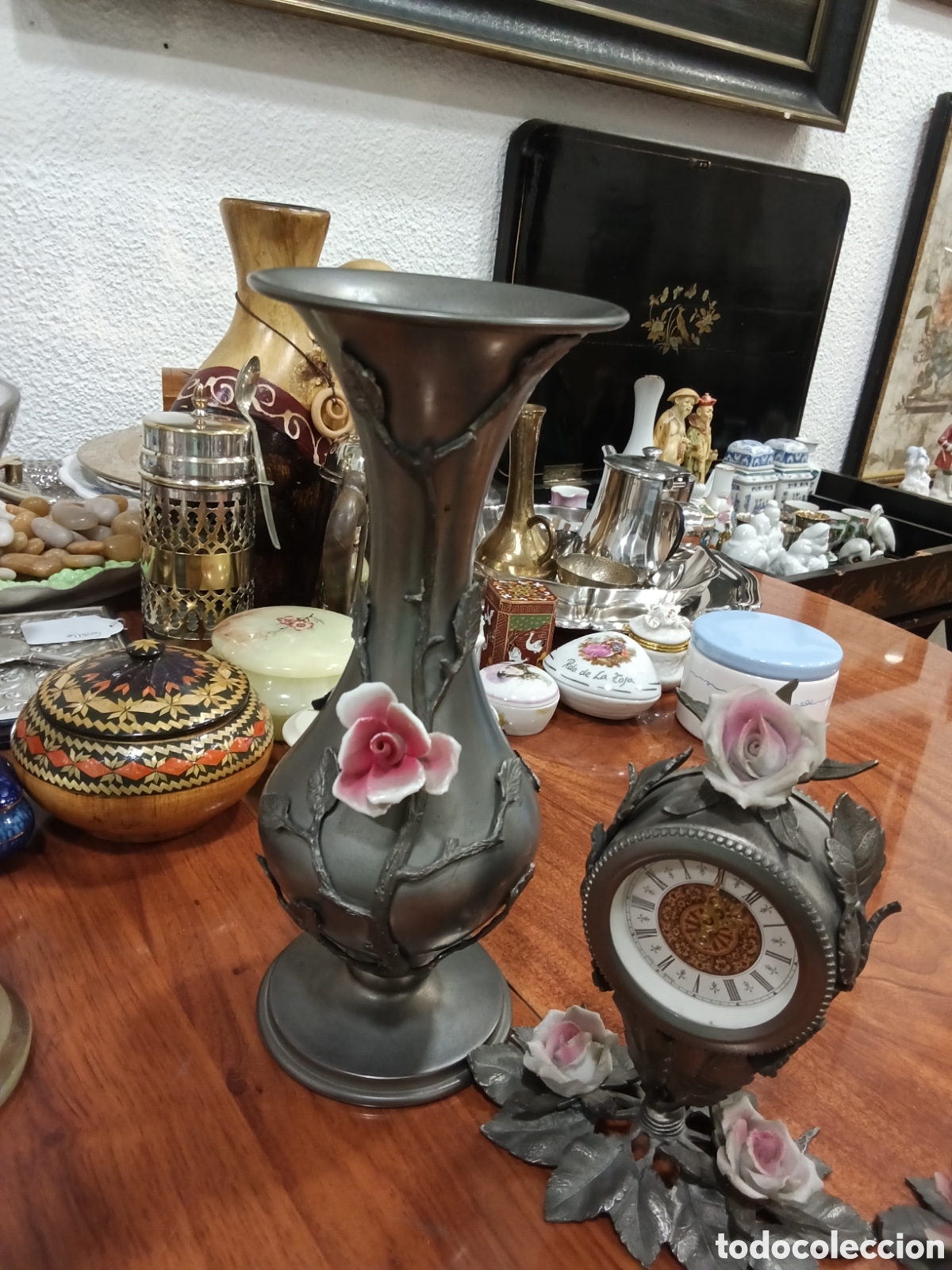 Antig&uuml;edades: Conjunto reloj Candelabro y florero de metal - Foto 3