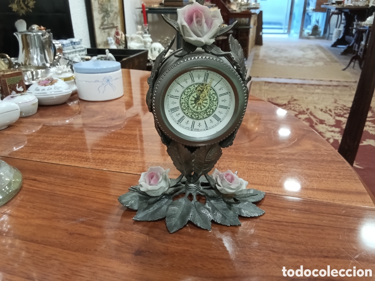 Antig&uuml;edades: Conjunto reloj Candelabro y florero de metal - Foto 4