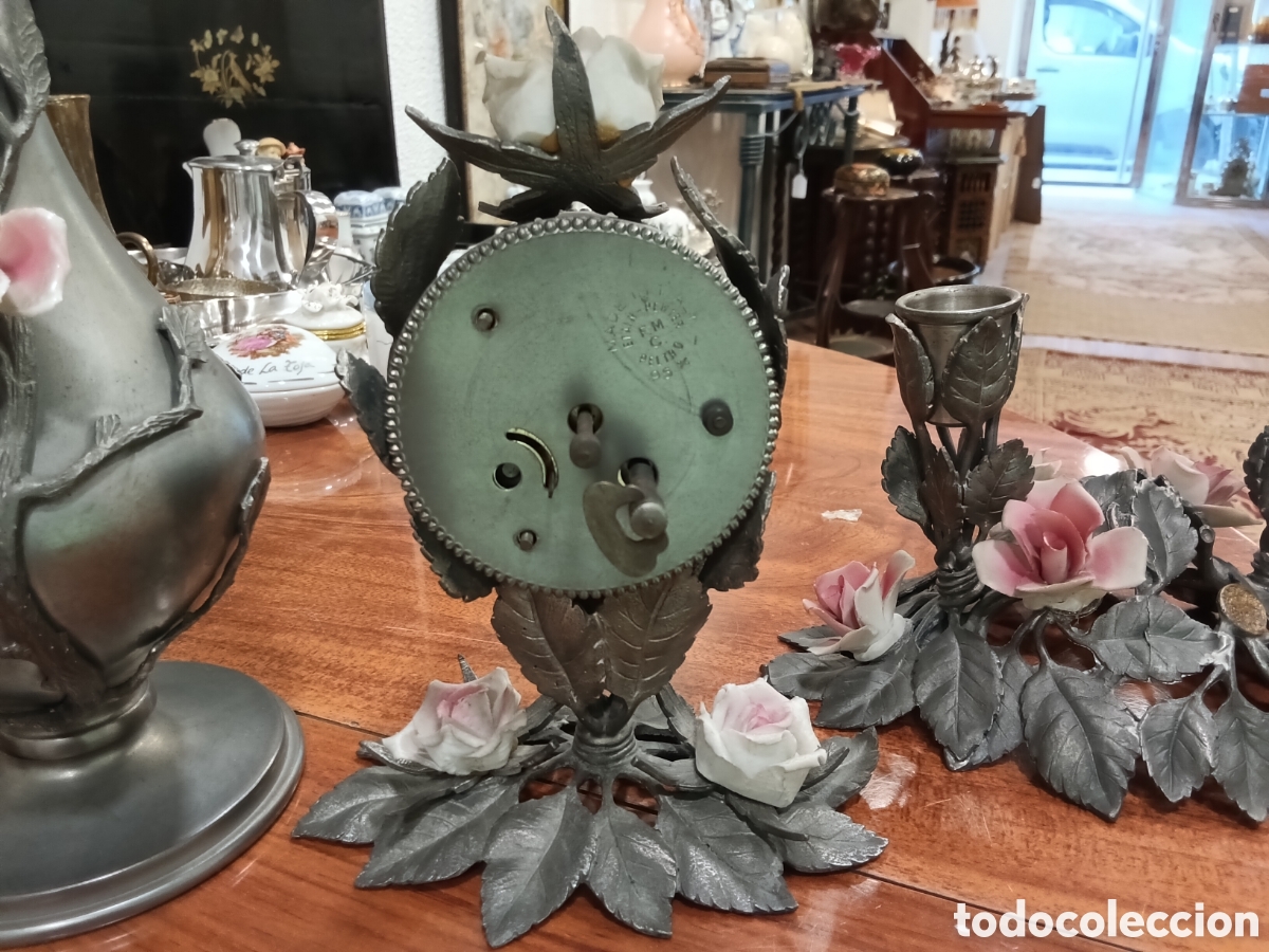 Antig&uuml;edades: Conjunto reloj Candelabro y florero de metal - Foto 5