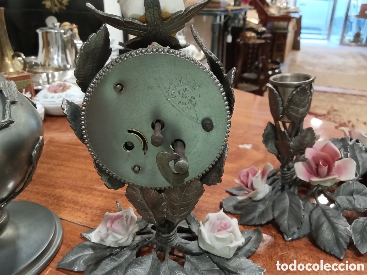 Antig&uuml;edades: Conjunto reloj Candelabro y florero de metal - Foto 6