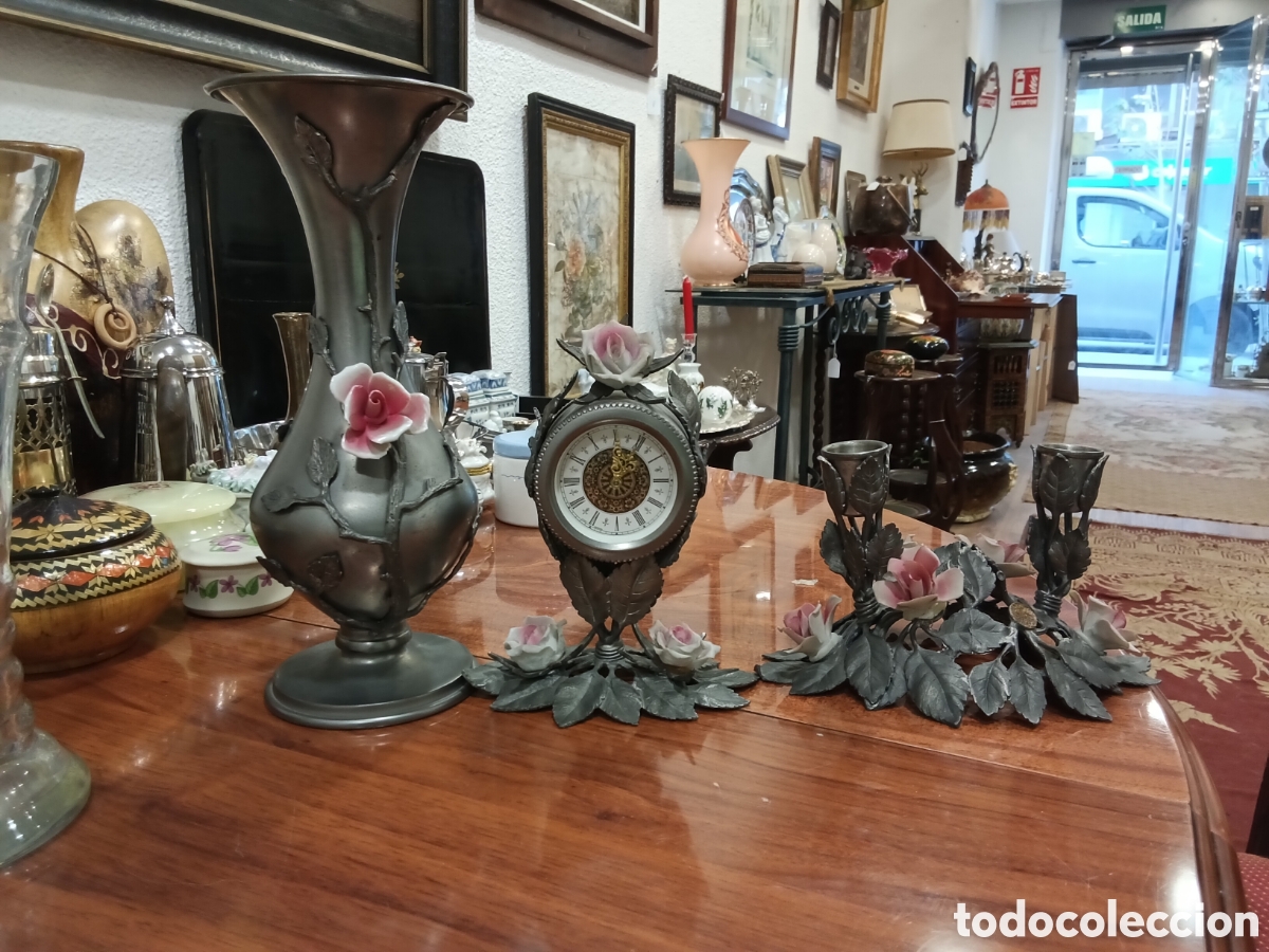 Antig&uuml;edades: Conjunto reloj Candelabro y florero de metal - Foto 1