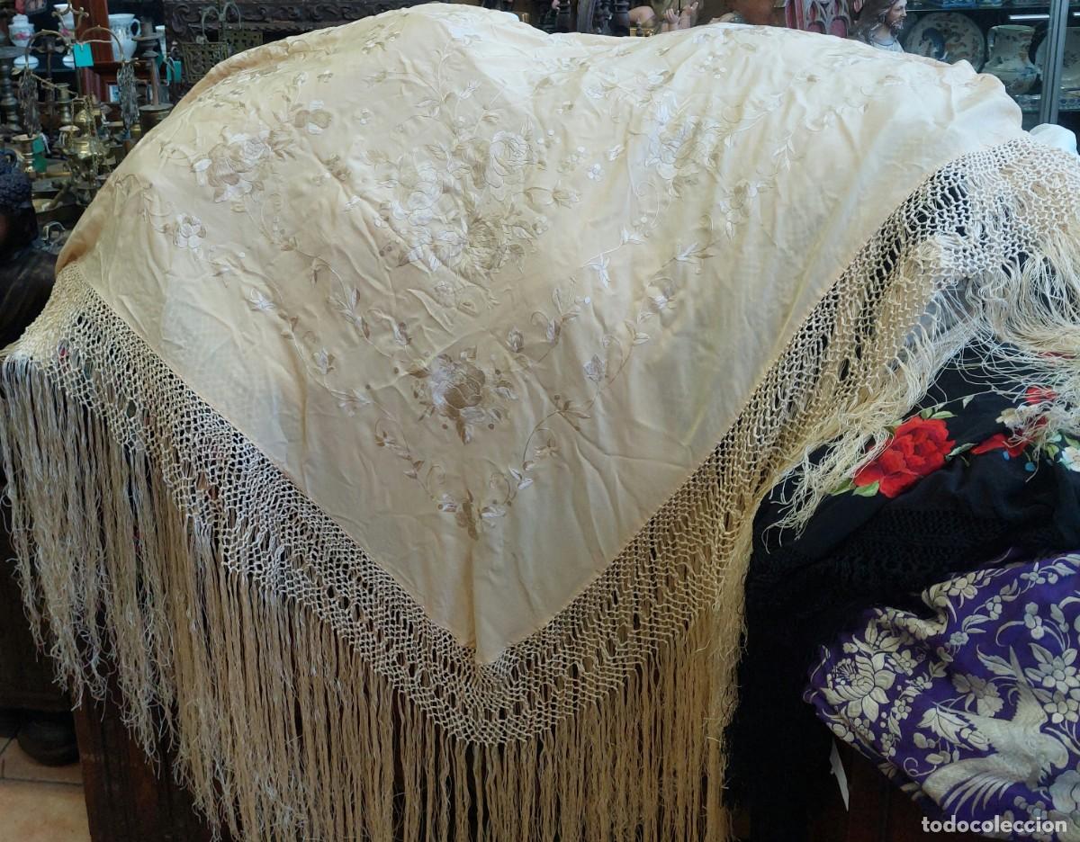 Antig&uuml;edades: Manton de Manila de seda bordado - Foto 1