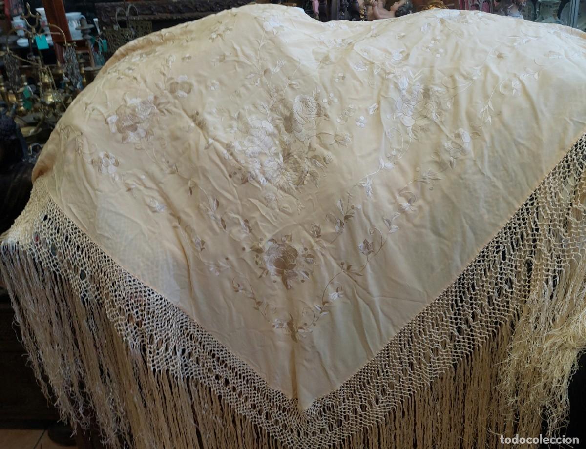 Antig&uuml;edades: Manton de Manila de seda bordado - Foto 2