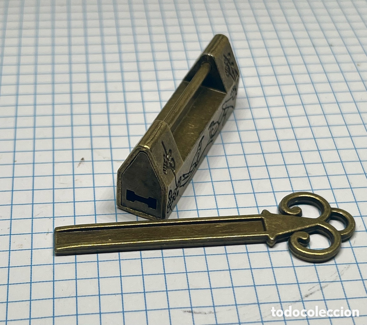 Antig&uuml;edades: CANDADO CHINO DE BRONCE CON LLAVE - Foto 2
