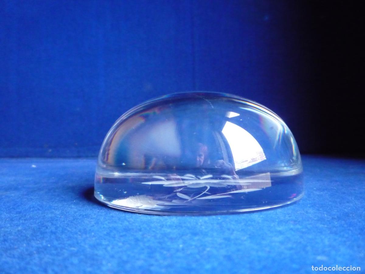 Antig&uuml;edades: PISAPAPEL CRISTAL CON FLOR INTERIOR - Foto 2