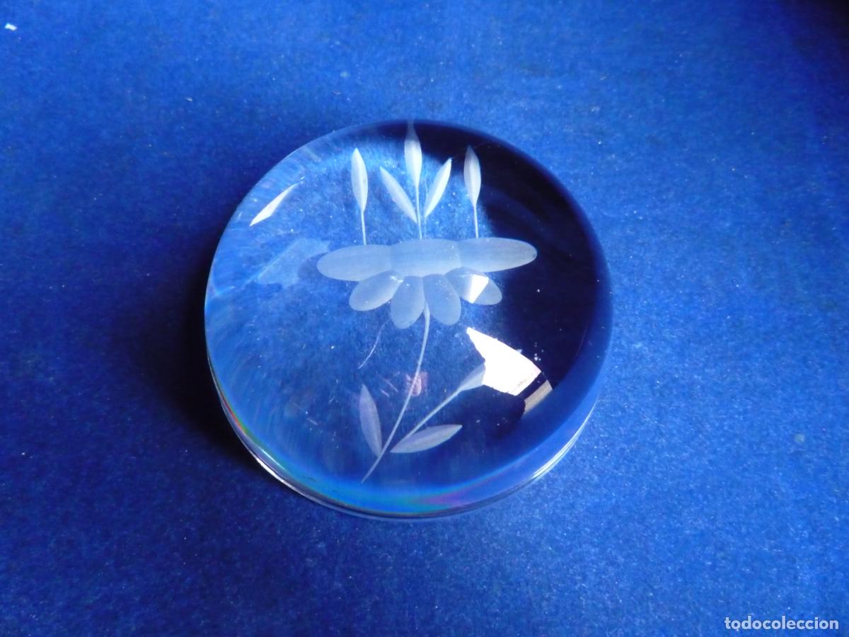 Antig&uuml;edades: PISAPAPEL CRISTAL CON FLOR INTERIOR - Foto 1