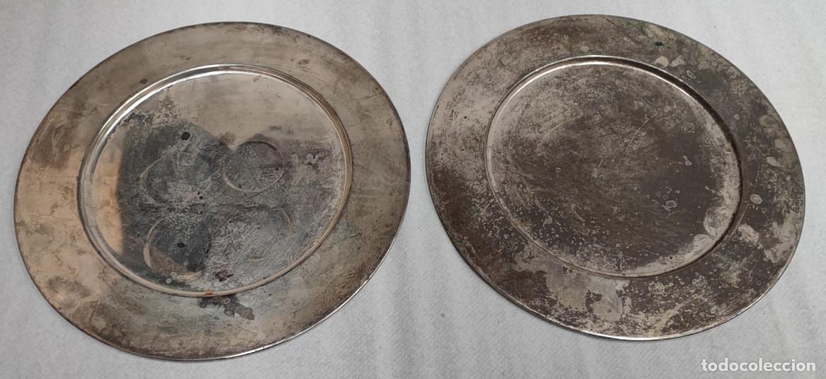 Antig&uuml;edades: 2 PLATOS METALICOS A IDENTIFICAR - Foto 1