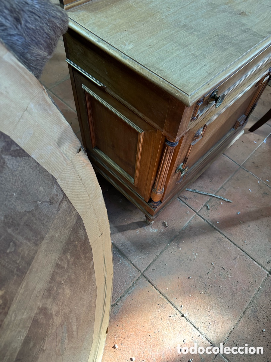 Antig&uuml;edades: Mesilla con columnas en madera - Foto 2
