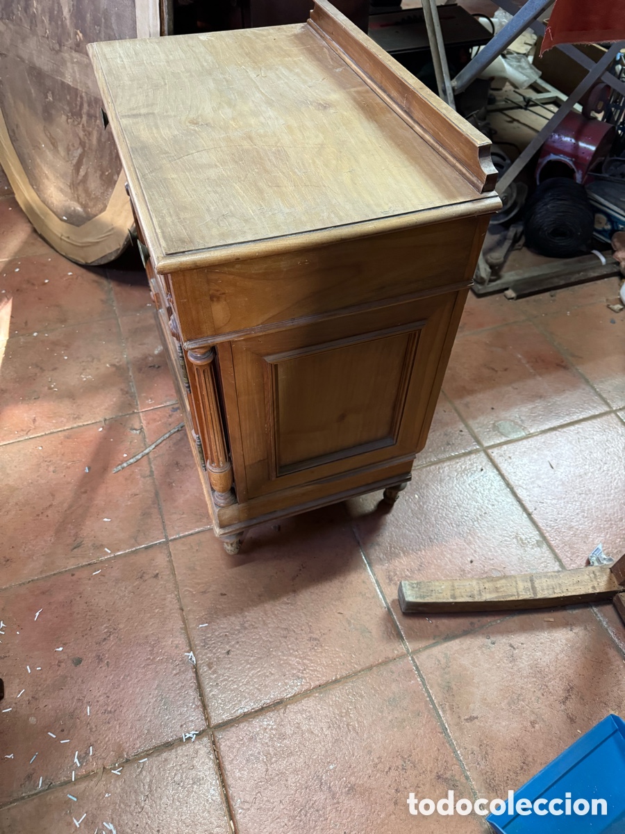 Antig&uuml;edades: Mesilla con columnas en madera - Foto 3